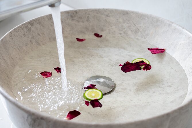 Body and Facial Activity - Warm oil body massage: where the warmth does the heavy lifting