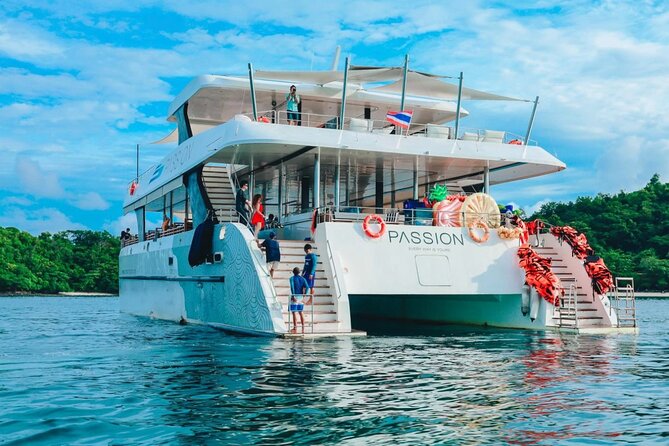 Coral and Racha Islands Luxury Catamaran Experience - Food and drinks: how the lunch buffet fits the day