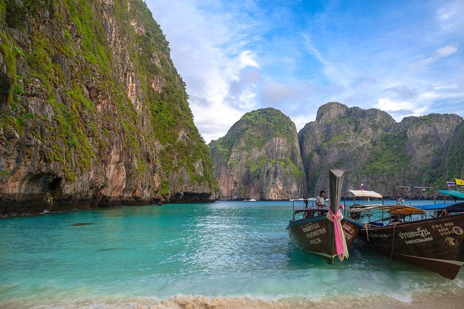 Phi Phi 6: Amazing trip by speedboat, start at Sunrise - Meals on a full day: breakfast, lunch, snacks, and soda/pop
