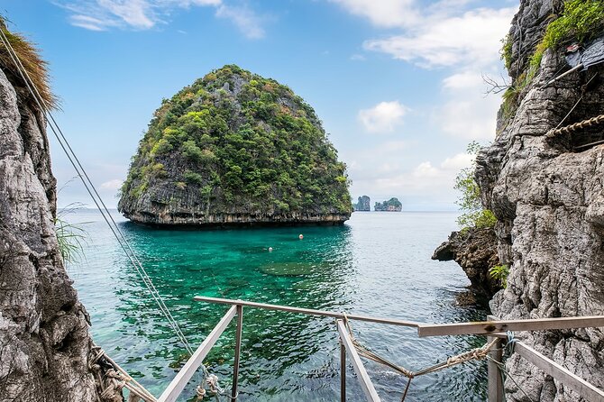 Phi Phi island Tour by Big Boat - The crew and coordination: what makes this tour feel easy