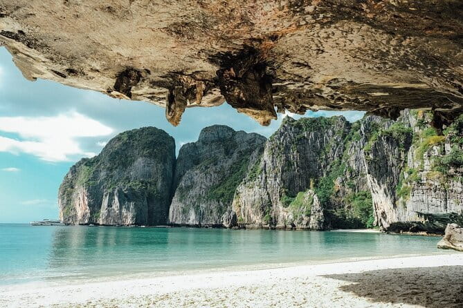 Phi Phi Islands and Khai Island by Premium Speed Catamaran - Maya Bay: the famous film location, with a single hour to enjoy it