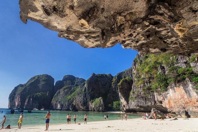 Phi Phi Sunrise Premium Tour - Group size on the water: the guide effect