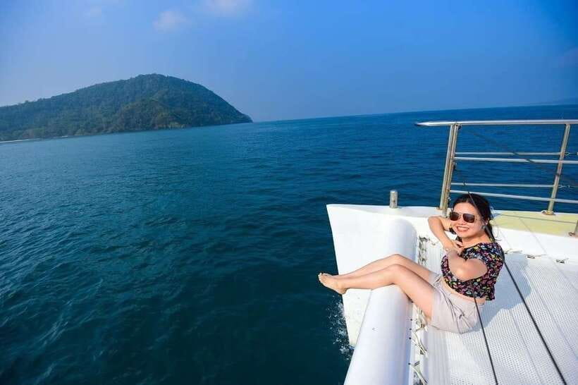 Phuket: Coral Yacht Boat Tour to Coral Island with Sunset - Lunch at Raya Island: Food, Drinks, and a Midday Reset
