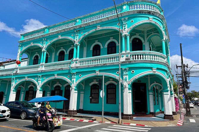 Phuket Old Town Food Tour with 10+ Locals' Favorites Tastings - Starting at Talat Nuea: Your Morning Begins With Dim Sum