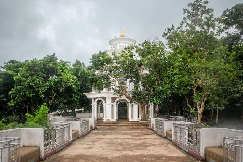 Phuket: Wat Chalong, Viewpoint, and Old Town Guided Tour - Wat Chalong: temple art, local worship, and a guide who connects it